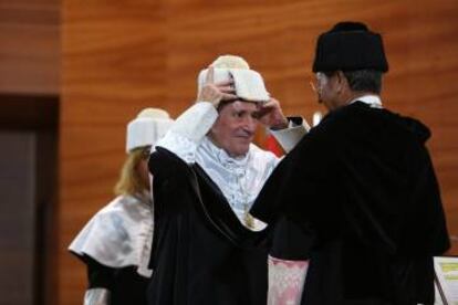 El músico, con la toga y el birrete en la universidad ilicitana.