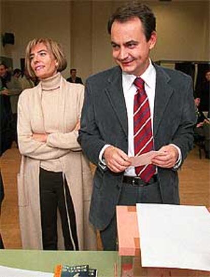 Zapatero y su esposa, Sonsoles Espinosa, en el colegio electoral.