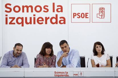 El secretario general del PSOE, Pedro S&aacute;nchez, junto a la presidenta del partido, Cristina Narbona, la vicesecretaria, Adriana Lastra, y el secretario de Organizaci&oacute;n, Jos&eacute; Luis &Aacute;balos. 