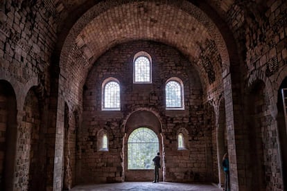 El monasterio viejo o bajo de San Juan de la Peña, en Huesca, aparece protegido por una enorme oquedad del monte Pano, como parte misma de la roca. Descendiendo desde la entrada pueden visitarse sus dependencias más antiguas, construidas entre los siglos IX y XI, como la sala de los Concilios, la iglesia inferior o mozárabe. En un nivel superior aparece el panteón de Nobles, la iglesia románica (consagrada en 1094) y el claustro, cubierto por la roca rojiza y abierto al exterior por uno de sus lados. Destacan sus capiteles y, en general, la invitación al silencio y la introspección que parece lanzar este espacio.