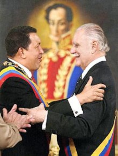 José Vicente Rangel abraza al presidente de Venezuela, Hugo Chávez, tras jurar el cargo de vicepresidente en el Palacio de Miraflores.