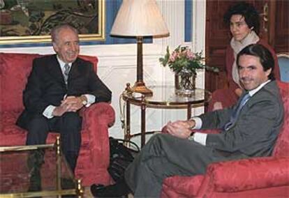 Simón Peres (izquierda), con José María Aznar ayer en el palacio de la Moncloa.