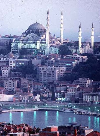 Estambul, con la mezquita de Santa Sofía al fondo.