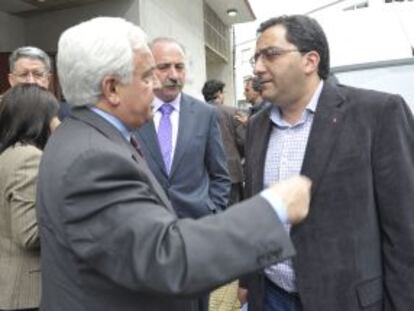 Baltar saluda al alcalde de Xinzo, Antonio Pérez, en la convención del PP de las municipales.