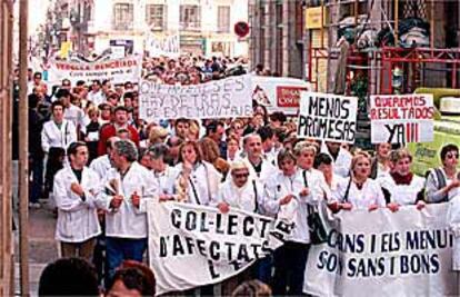 La manifestacin de los carniceros a su paso por la calle de Jaume I.