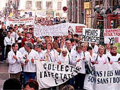 La manifestación de los carniceros a su paso por la calle de Jaume I.