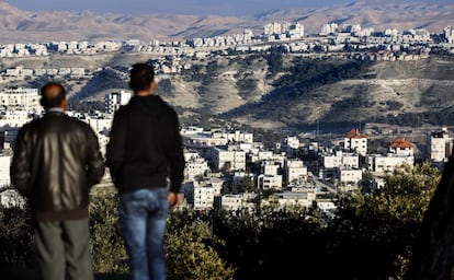 Dos hombres observan el asentamiento israelí de Maale Adumim, cerca de Jerusalén, el 22 de enero de 2017.