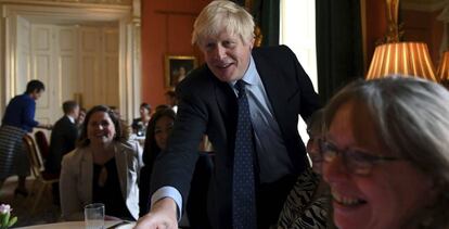 El primer ministro británico, Boris Johnson, saluda a trabajadores del sistema de salud británico durante una recepción en Downing Street.