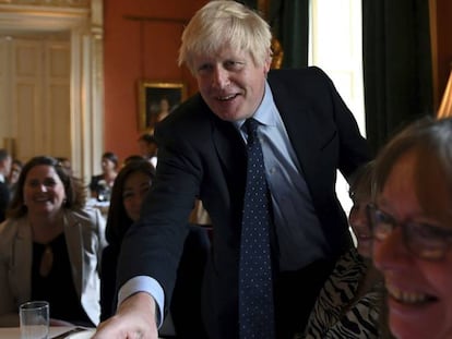 El primer ministro británico, Boris Johnson, saluda a trabajadores del sistema de salud británico durante una recepción en Downing Street.
