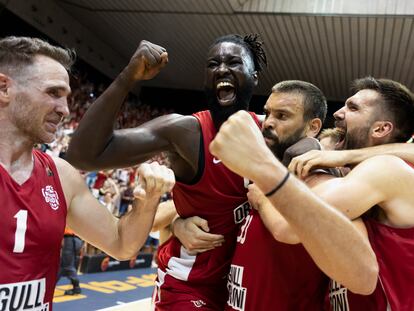 El pívot del Bàsquet Girona, Marc Gasol, celebra con sus compañeros el ascenso a la ACB.