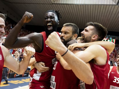 Marc Gasol celebra con sus compañeros el ascenso a la ACB tras la Final Four de la LEB Oro.