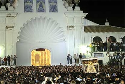 La Virgen de El Rocio es sacada de su ermita, pasadas las 3.00, para ser llevada en procesión por las calles.