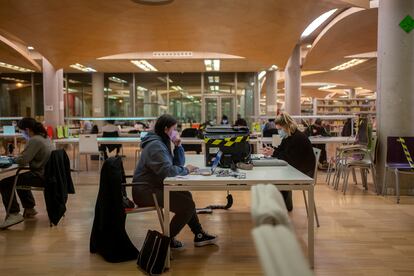 Estudiantes en la biblioteca Maria Zambrano, de la Universidad Complutense de Madrid, el pasado diciembre.