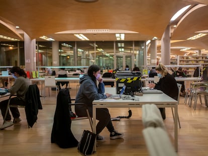 Estudiantes en la biblioteca Maria Zambrano, de la Universidad Complutense de Madrid, el pasado diciembre.