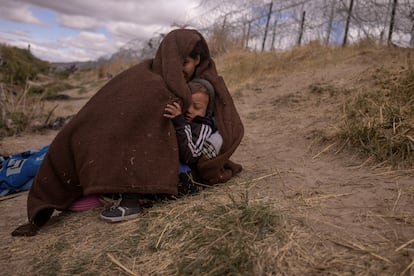 A mother and her son, from Venezuela, hope to cross in El Paso (Texas). 