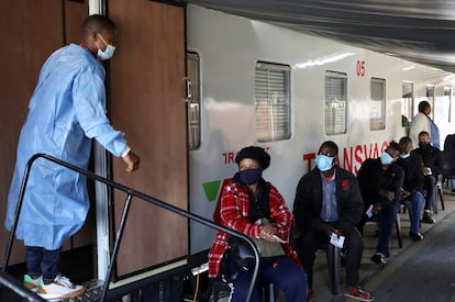 Fila de vacinação contra a covid-19 em agosto, na periferia de Johanesburgo, na África do Sul.