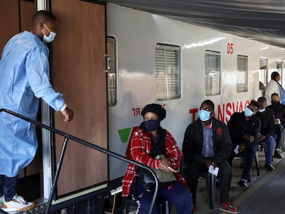 Fila de vacinação contra a covid-19 em agosto, na periferia de Johanesburgo, na África do Sul.