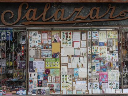 Carteleria de diseño gráfico antiguo en establecimientos históricos de Madrid. En la imagen, la Papelería Salazar, en la calle de Luchana.