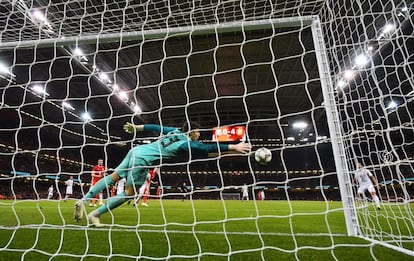 Arrizabalaga de España no logra detener el disparo de Sam Vokes para marcar el gol de Gales.