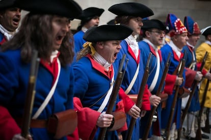 Miquelets de Catalunya (representació historica de soldats, milicians i civils del segle XVIII) al Palau de la Generalitat.