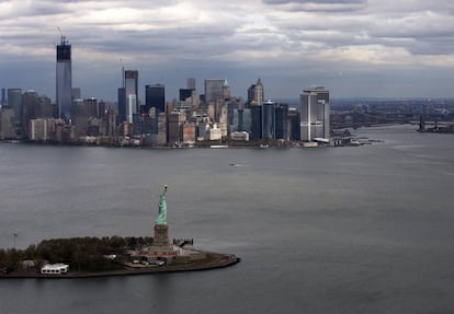 Estatua de la Libertad, con Manhattan al fondo, en 2012, tras el paso del huracán Sandy.