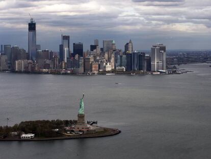 Estátua da Liberdade, com Manhattan ao fundo, em 2012, depois da passagem do furacão Sandy.