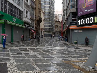 Comércios fechados pela quarentena no centro de São Paulo, em 6 de março de 2021.