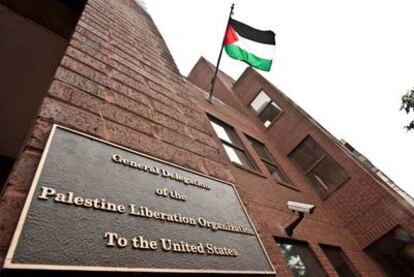 La bandera palestina ondea en la sede de la OLP de Washington