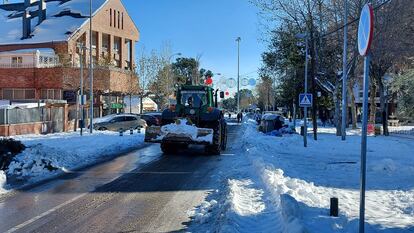 Una máquina quitanieves en Majadahonda, al noroeste de Madrid capital, durante la nevada 'Filomena', en enero de 2021.