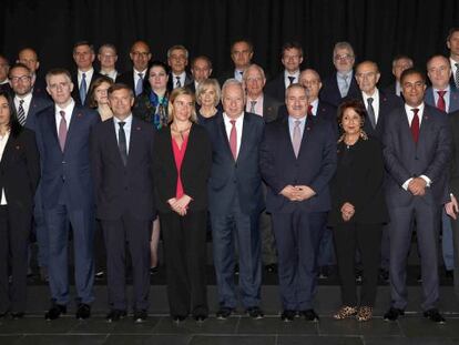 El ministre d'Afers Exteriors, José Manuel García-Margallo, amb l'altra representant de la UE, Federica Mogherini, i el ministre d'Afers Exteriors de Jordània, Nasser Judeh.