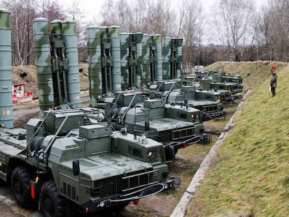 Un sistema de defensa antia&eacute;rea S-400 desplegado en el enclave ruso de Kaliningrado.