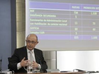 El ministro de Hacienda, Cristóbal Montoro, durante la rueda de prensa posterior a la reunión del Consejo de Ministros que ha aprobado hoy la oferta de empleo público adicional a la prevista y superior a la del año pasado que anunció esta semana Montoro, así como el anteproyecto de reforma de la ley orgánica del Poder Judicial.
