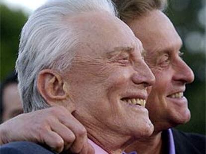 Kirk y Michael Douglas, el pasado lunes en Los Ángeles, en la presentación de <i>It runs in the family.</i>