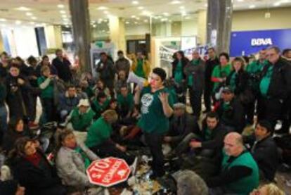 Unas 200 personas durante una ocupación de las oficinas centrales del BBVA en la plaza Cataluña de Barcelona para exigir la suspensión de 220 desahucios impulsados por la entidad bancaria. EFE/Archivo