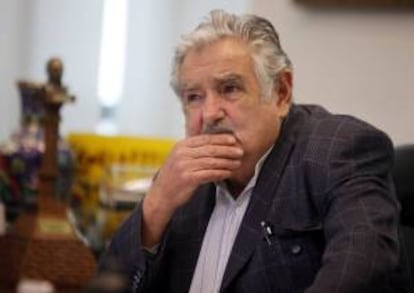 El presidente uruguayo, José Mujica (i), ofrece una declaración a los medios en el despacho presidencial de la Torre Ejecutiva, en Montevideo (Uruguay).