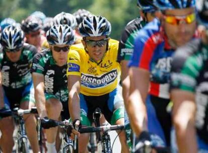 Contador, líder del Tour, en las primeras posiciones del pelotón durante la etapa de ayer.
