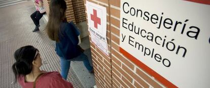 Dos jóvenes entran en una oficina de empleo en Alcalá de Henares.