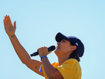 Michelle Bolsonaro habla a la multitud en la playa de Copacabana, en Río, el 21 de abril.