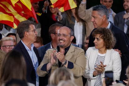 El presidente del PP, Alberto Núñez Feijóo (izquierda), el presidente del PPC, Alejandro Fernández (centro), y la eurodiputada Dolors Montserrat (derecha), en un mitin en Barcelona en marzo de 2023.