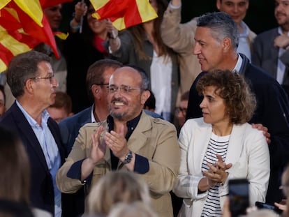 El presidente del PP, Alberto Núñez Feijóo (izquierda), el presidente del PPC, Alejandro Fernández (centro), y la eurodiputada Dolors Montserrat (derecha), en un mitin en Barcelona en marzo de 2023.