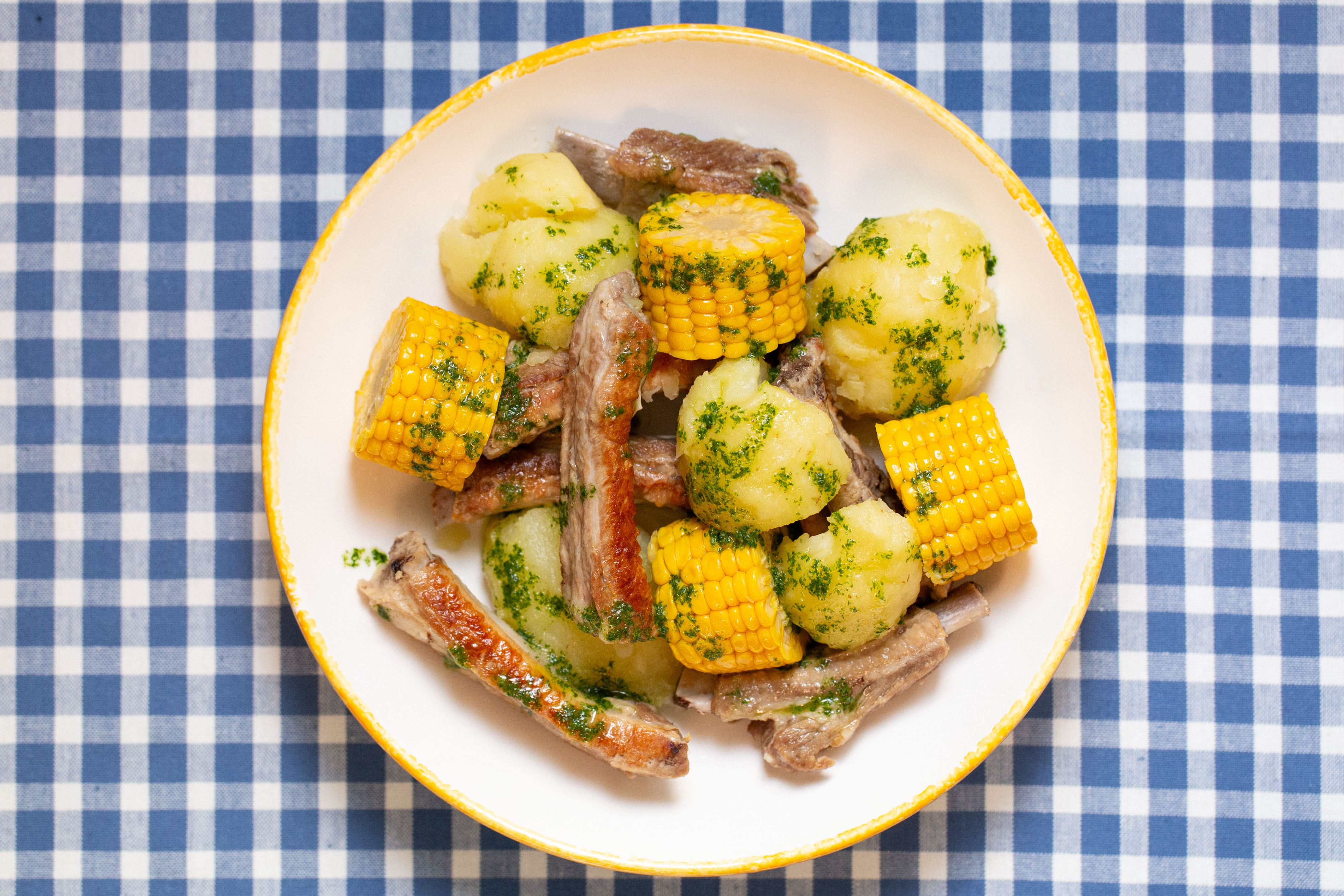 Costillas con papas y piñas, un clásico canario fácil y delicioso