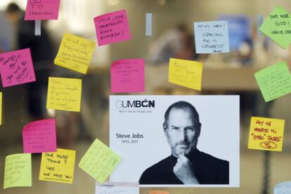 Mensajes de condolencia frente a la tienda de Apple en el centro comercial La Maquinista de Barcelona.