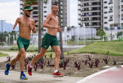 Los atletas australianos entrenan alrededor de la Villa Paralímpica.