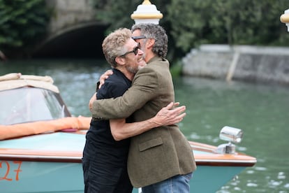 Willem Dafoe y Oscar Isaac se saludan a su llegada al Hotel Excelsior, este viernes.
