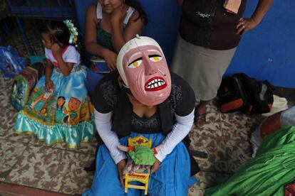 Una joven con una máscara participa del baile. Las máscaras forman parte de la tradición nicaragüense desde tiempos precolombinos.