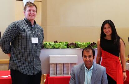 Sanjay Rajpoot, en el centro, junto a su equipo y, detrás, su invención.