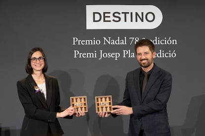 Inés Martín Rodrigo y Toni Cruanyes, con los galardones de los premios Nadal y Pla, respectivamente.