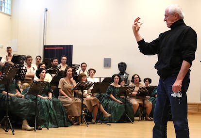 Andrés Máspero, director del Coro Titular del Teatro Real, repasa justo antes de la función de ‘Nabucco’ los últimos detalles de vocalización.