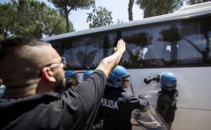 Un hombre hace el saludo nazi a un autob&uacute;s de refugiados, el viernes al norte de Roma.