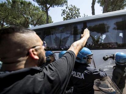 Un hombre hace el saludo nazi a un autob&uacute;s de refugiados, el viernes al norte de Roma.